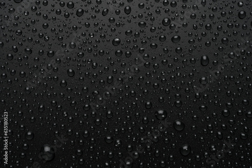 Gotas de agua sobre fondo negro rugoso