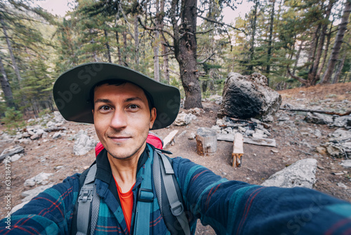 Foto Happy man traveler naturalist against the backdrop of a Lycian way camping and p