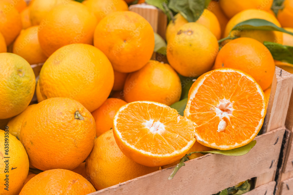 Φωτογραφία Box of sicilian oranges at a street food market Ballaro in Palermo