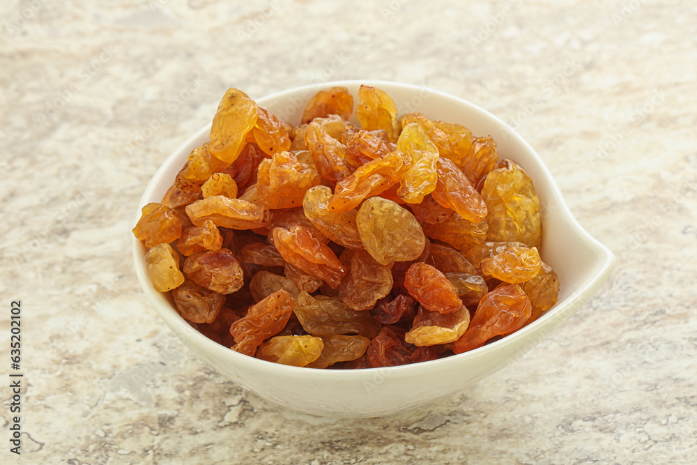 Fototapeta premium Sweet yellow raisin in the bowl