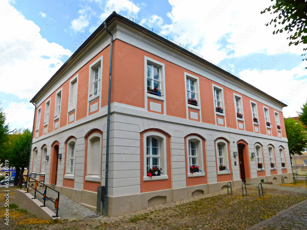 Das historische Rathaus auf dem Marktplatz einer Altstadt
