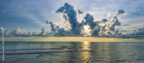 Foto Late afternoon sun and clouds over the Gulf of Mexico from Venice Beach in Venic