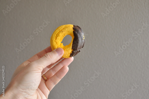 mão segurando biscoito caseiro  photo