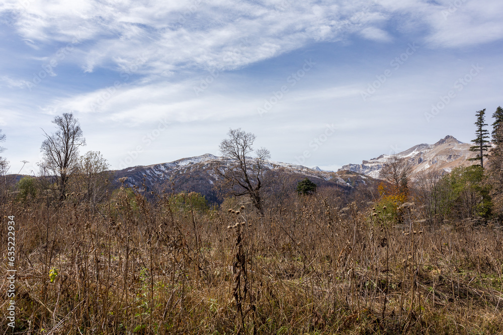 the beginning of autumn in the highlands, nature walks, panoramic views of the mountains, routes and recreation in the mountains.