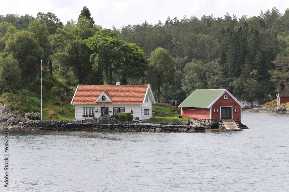 maison le long de fjord près de Bergen