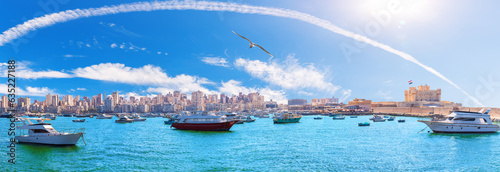 Obraz na płótnie Sea panorama of Alexandria with boats, old city buildings and the citadel of Qaitbay, Egypt w salonie