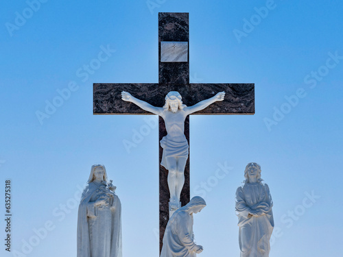 Φωτογραφία A statue of Jesus on the cross with three female followers