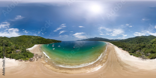Imagem panorâmica em 360 graus da Praia de Lopes Mendes localizada na Ilha Grande, no município de Angra dos Reis, estado do Rio de Janeiro, Brasil