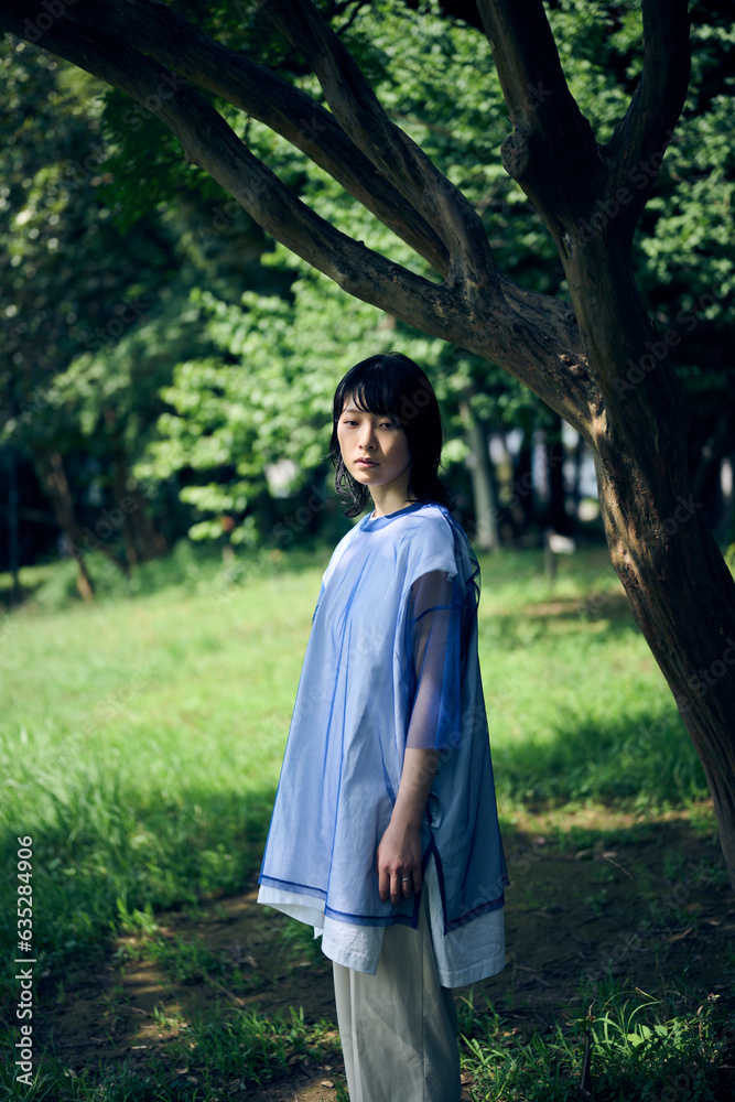 夏,公園,ウルフカットの女性 夏,公園,ウルフカットの女性