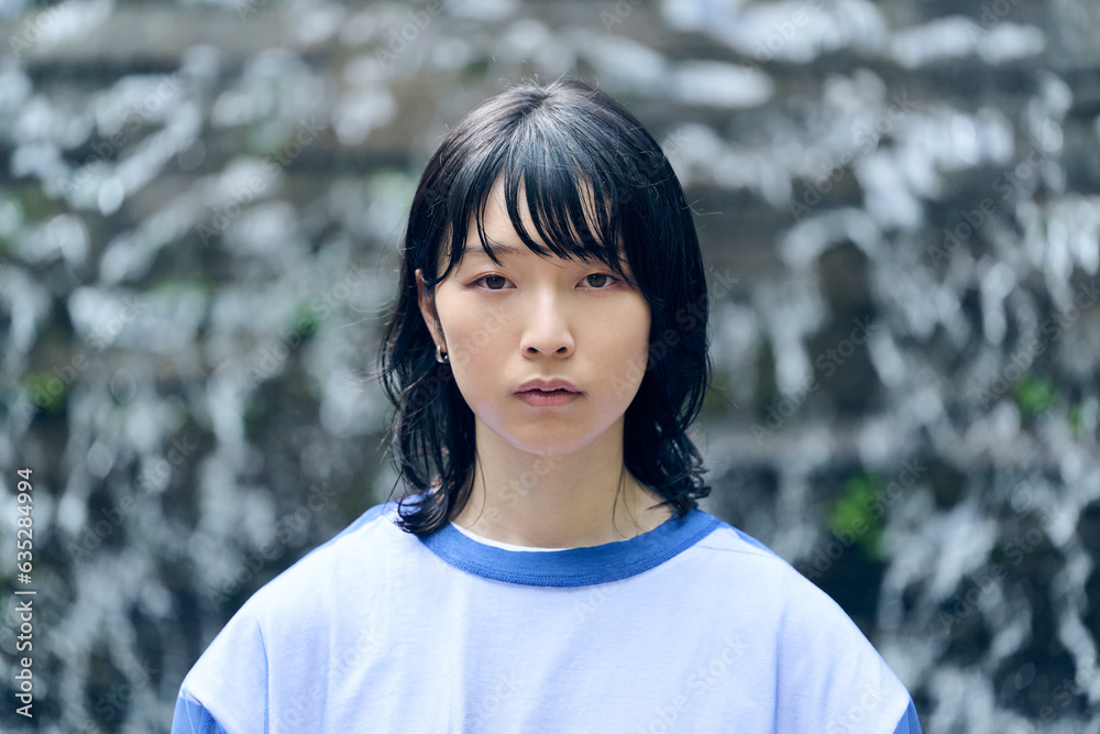 夏,公園,噴水,ウルフカットの女性 夏,公園,噴水,ウルフカットの女性