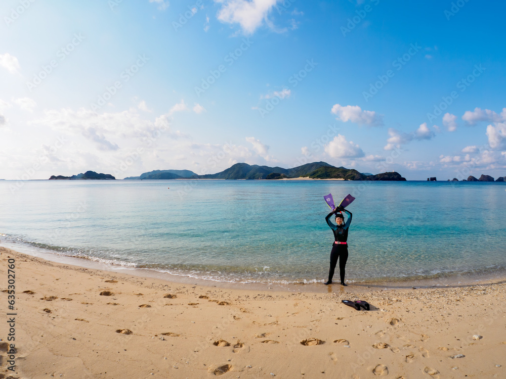 美しい阿真ビーチの白い砂浜と青い海、空とダイバー
沖縄県島尻郡慶良間諸島座間味島阿真ビーチ
