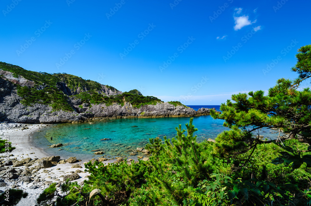 青い海とビーチが美しい中の浦海水浴場　
東京都伊豆諸島新島村式根島
