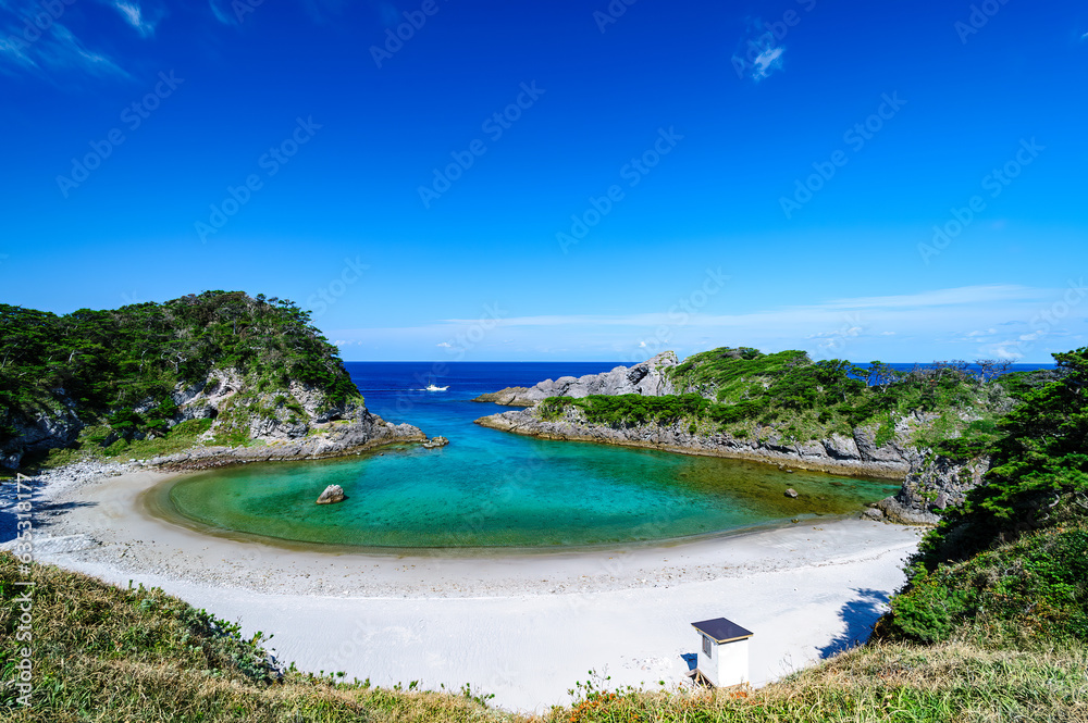 白いビーチと青い海が美しい泊海水浴場　
東京都伊豆諸島新島村式根島
