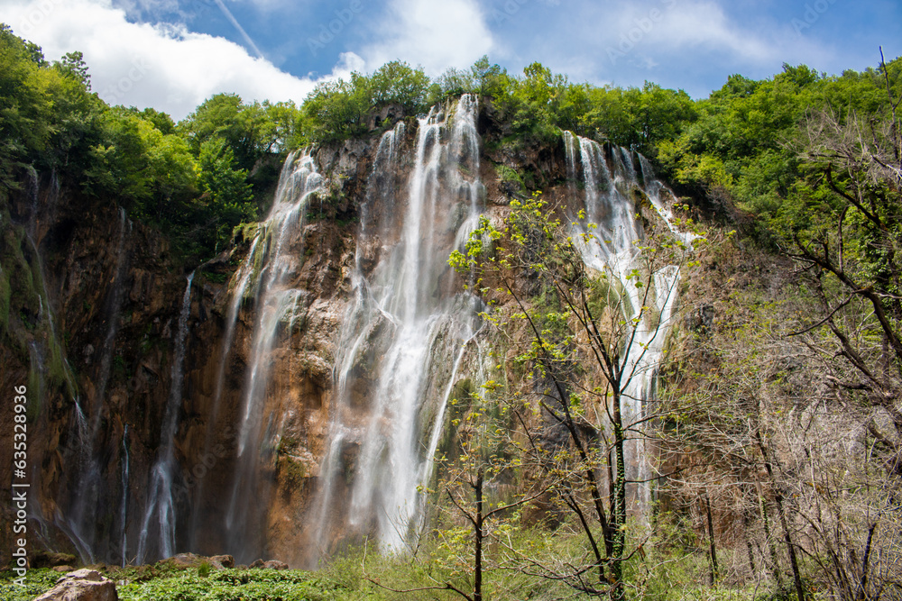 Obraz premium landscape waterfalls cascades in the Plitvice Lakes National Park (Nacionalni park Plitvička jezera) in the state of Gospić in Croatia