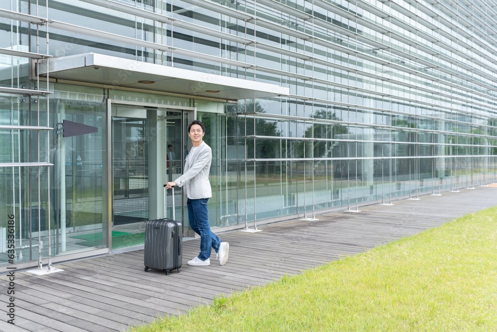 キャリーケースを持った男性(旅行・空港) キャリーケースを持った男性(旅行・空港)