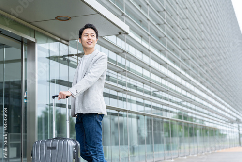 Bild auf Leinwand キャリーケースを持った男性（旅行・空港）