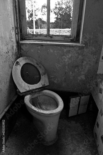 Toilette in einer leerstehenden Fabrik // Toilet in an empty factory photo