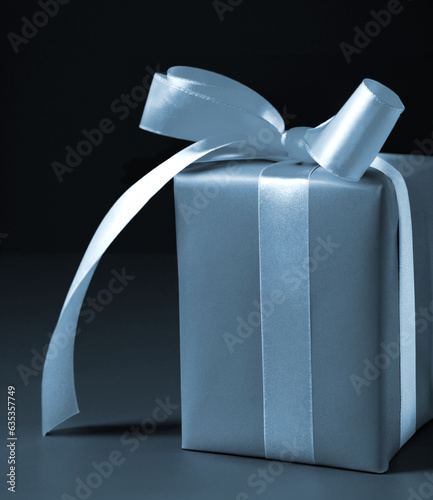 Geschenk Packet auf blauem Hintergrund mit Satin Band