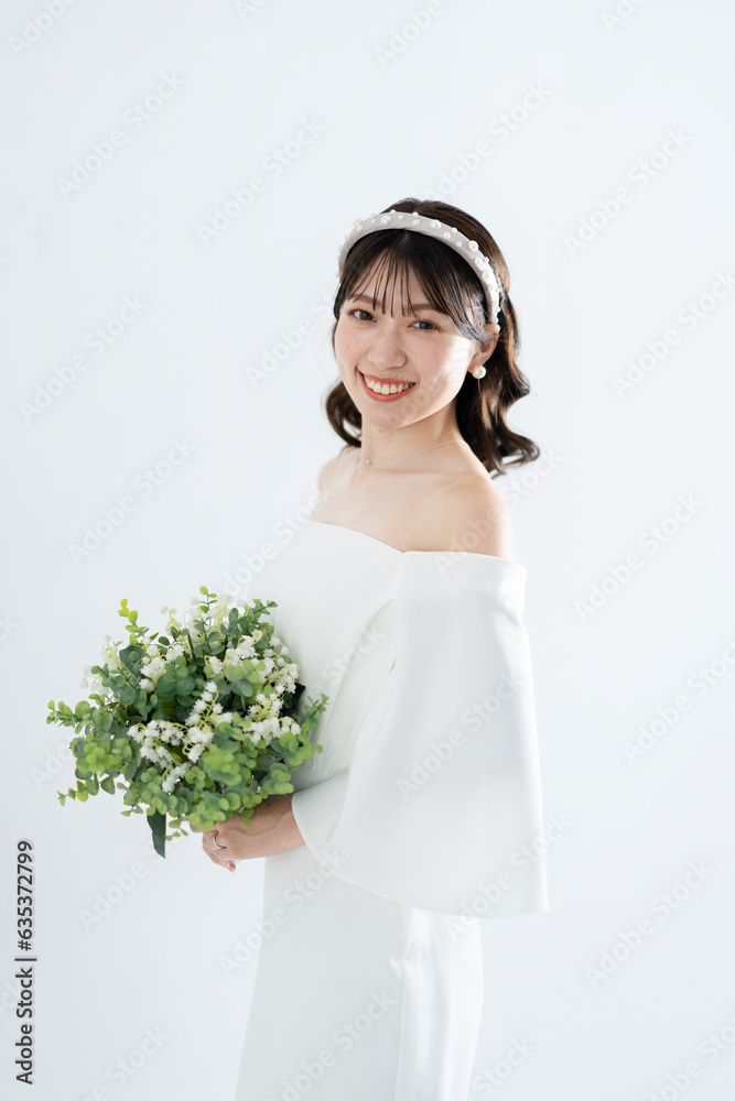ウェディングドレスを着てヘアメイクをした花嫁
