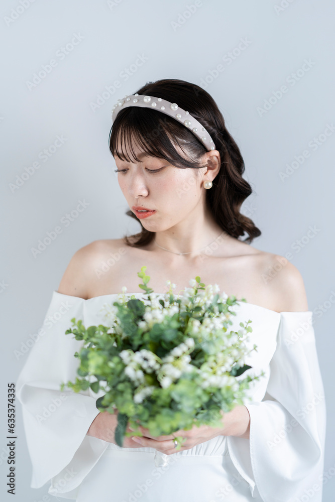 ウェディングドレスを着てヘアメイクをした花嫁 ウェディングドレスを着てヘアメイクをした花嫁