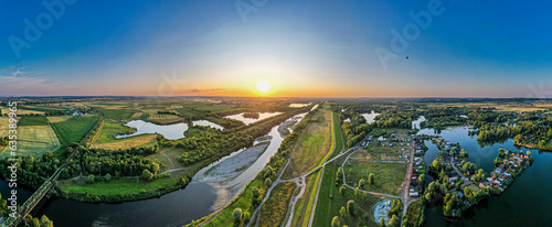 Dolina rzeki Odra. Zachód słońca nad Polderem Buków na Śląsku w Polsce, panorama z lotu ptaka latem.