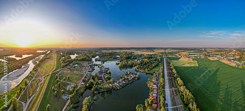 Dolina rzeki Odra. Zachód słońca nad Polderem Buków na Śląsku w Polsce, panorama z lotu ptaka latem.