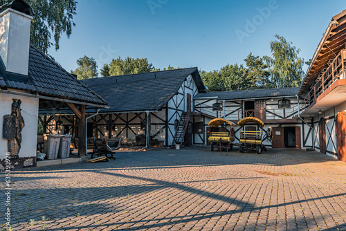 Obraz na płótnie Park Leśny, stajnie i budynki gospodarcze na Śląsku w Polsce w salonie