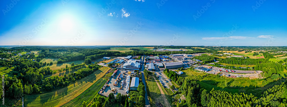 Tereny przemysłowe na wsi w Polsce na Śląsku, panorama z lotu ptaka