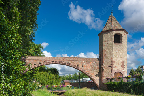 Fischertor als Teil der ehemaligen Stadtmauer in Haguenau. Departement Bas-Rhin in der Region Elsass in Frankreich