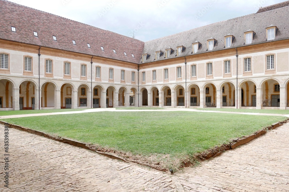 Cloître de l'abbaye bourguignonne de Cluny, France