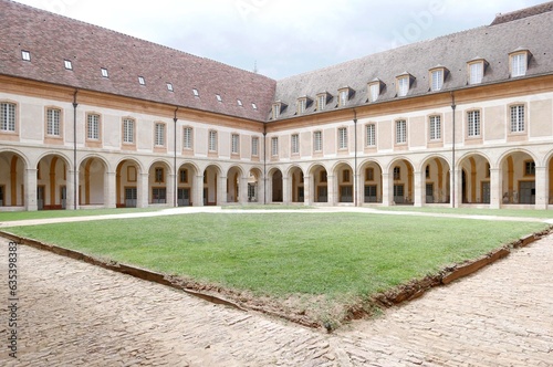 Cloître de l'abbaye bourguignonne de Cluny, France © Pixel Oasis