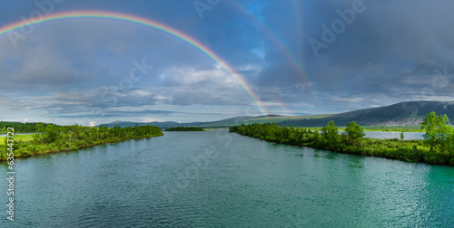 Flussandschaft mit Regenbogen in Lapland, Schweden