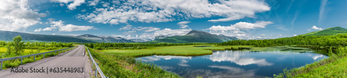 Strasse durch Landschaft bei Nikkaloutka in Lappland, Schweden