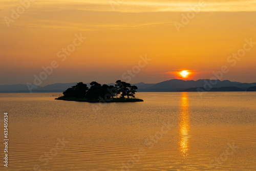 島根県 宍道湖に沈む夕日と嫁ヶ島のシルエット