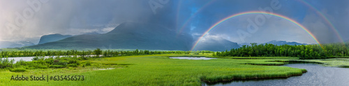 Flussandschaft mit Regenbogen in Lapland, Schweden