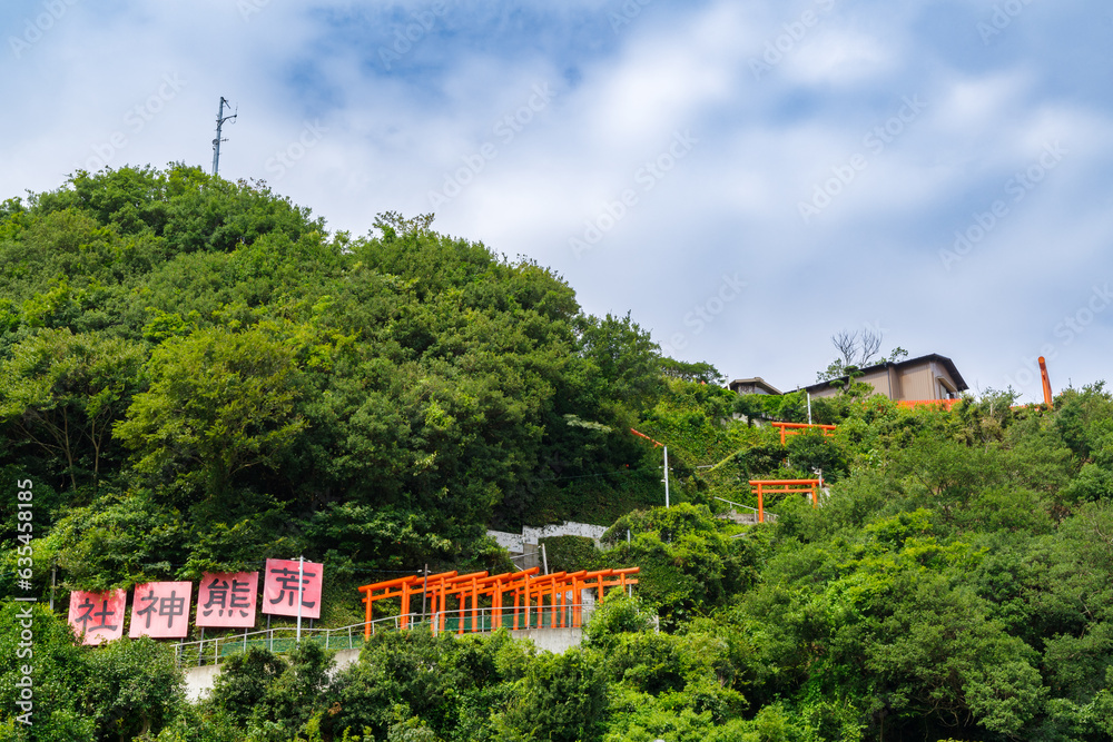 荒熊神社の赤い鳥居が連なる参道　愛知県南知多町