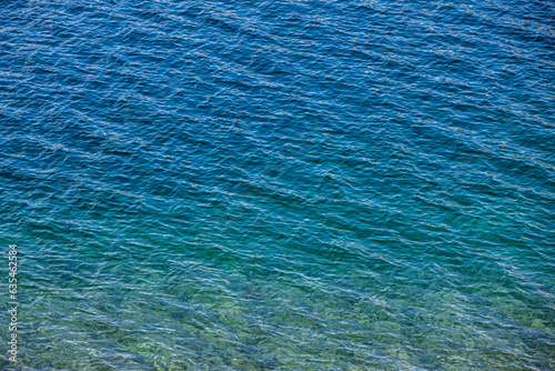 Kristallklares blauer Wasser in einem Bergsee