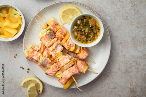 brochettes de saumon mariné au citron, herbes de Provence et courgettes jaunes avec sauce vierge aux tomates jaunes ciboulette photo