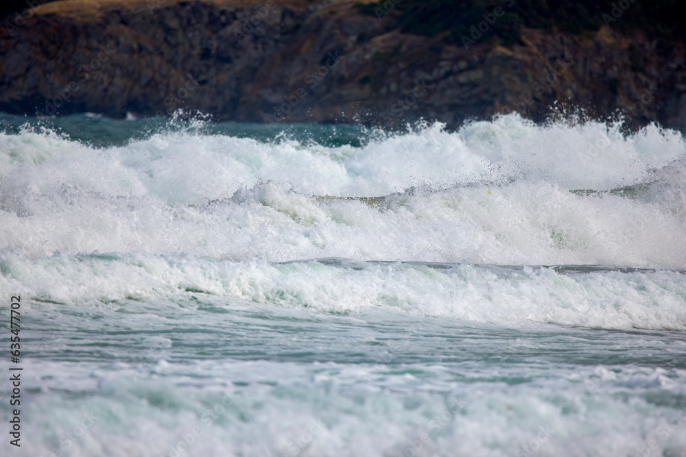 Obraz premium Abstract landscape with sea waves at the shore on a windy day.