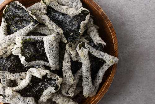 Seaweed snack fried with glutinous rice