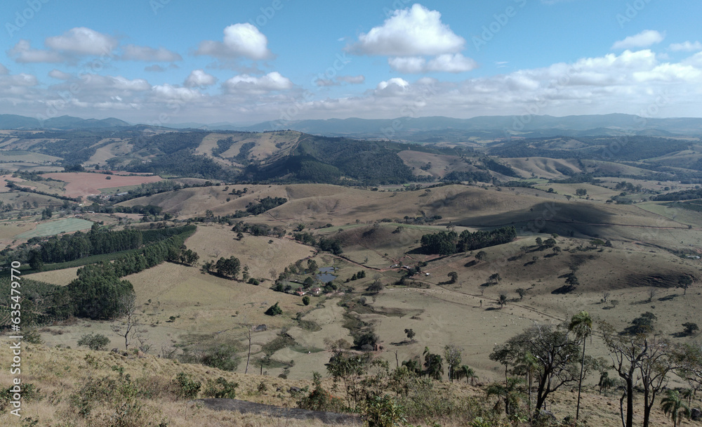 Visão do alto do mirante da montanha sagrada em São Lourenço, Minas Gerais. Parapente São Lourenço.