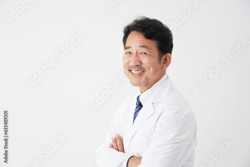 ミドルエイジの医師のポートレート　白背景　カメラ目線 © siro46