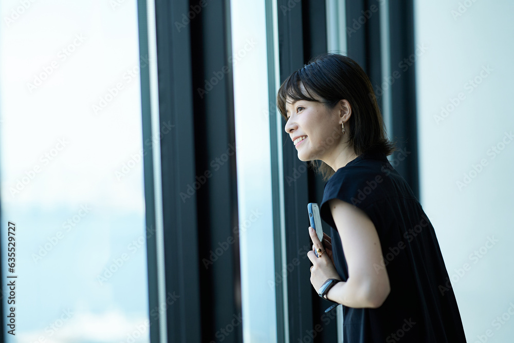 展望台から景色を見る若い女性