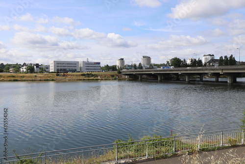 Obraz na płótnie Le pont autoroutier de l'autoroute A10 sur la rivière Cher, ville de Tours, département d'Indre et Loire, France w salonie