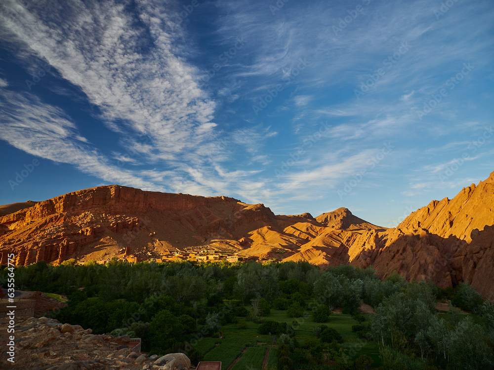 Obraz premium Oasis in the dry and arid deserted region of Morocco