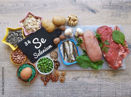 Food rich in selenium with the symbol Se and atomic number 34 for the chemical element selenium. Natural healthy sources of selenium. Spinach, red meat, egg, mushroom, bean, chicken, seeds, nuts