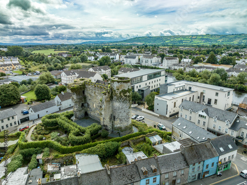 Fotografia Aerial view of Carlow castle and town in Ireland with circular towers above the