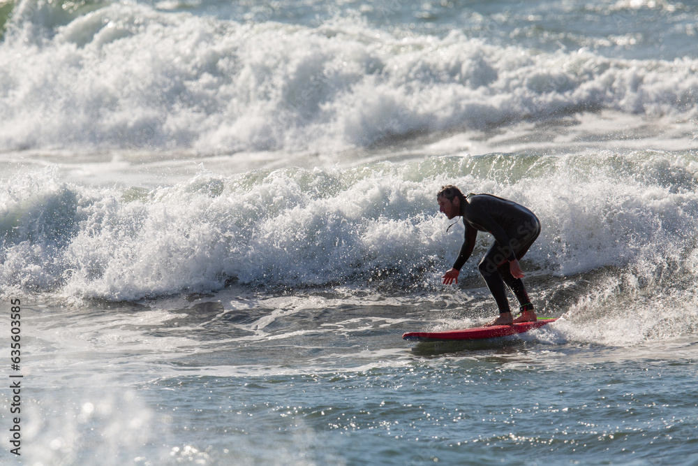 Surfer am Atlantik in der Algarve