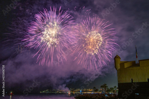 Superbe feu d'artifice en mer à Menton, magnifique écrin du Sud de la France, près du bastion, musée de Jean Cocteau. photo