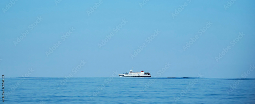 Naklejka premium The movement of a white yacht on the surface of the sea or ocean. Side view
